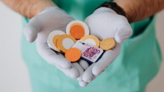 症状固定後の治療費は、相手方から支払われますか